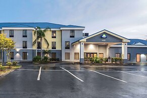 Days Inn & Suites by Wyndham Lakeland