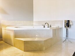 Days Inn & Suites by Wyndham Lakeland