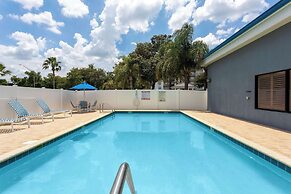 Days Inn & Suites by Wyndham Lakeland