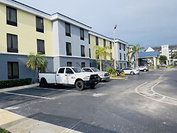 Days Inn & Suites by Wyndham Lakeland