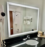 Days Inn & Suites by Wyndham Lakeland