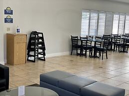 Days Inn & Suites by Wyndham Lakeland