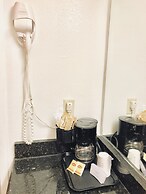 Days Inn & Suites by Wyndham Lakeland