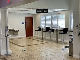 Days Inn & Suites by Wyndham Lakeland