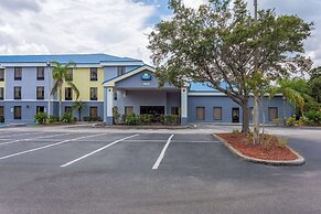 Days Inn & Suites by Wyndham Lakeland
