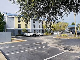 Days Inn & Suites by Wyndham Lakeland