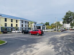 Days Inn & Suites by Wyndham Lakeland