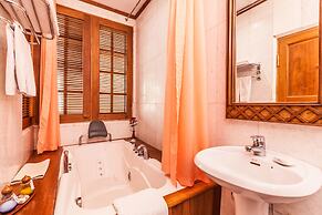 Hotel by the Red Canal