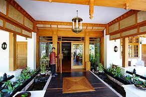 Hotel by the Red Canal