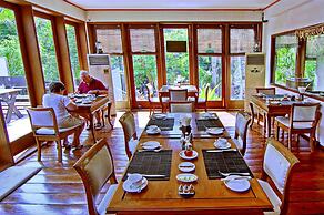 Hotel by the Red Canal