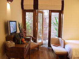 Hotel by the Red Canal