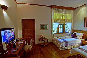 Hotel by the Red Canal