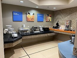 Hometowne Studios & Suites By Red Roof Washington