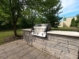 Hometowne Studios & Suites By Red Roof Washington