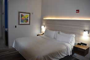 Holiday Inn Express & Suites McPherson by IHG