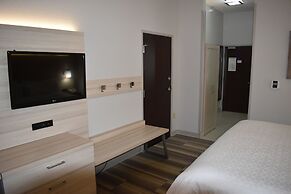 Holiday Inn Express & Suites McPherson by IHG