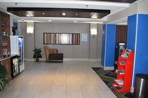 Holiday Inn Express & Suites McPherson by IHG