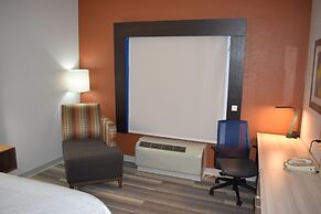 Holiday Inn Express & Suites McPherson by IHG