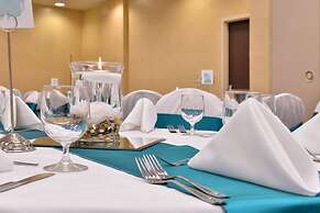 Holiday Inn Madison at The American Center by IHG