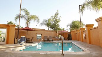 Holiday Inn Express & Suites Corona by IHG