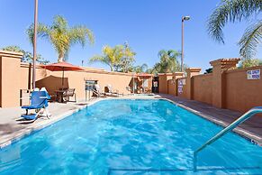 Holiday Inn Express & Suites Corona by IHG