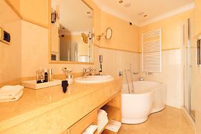 Alpenpalace Luxury Hideaway & Spa Retreat