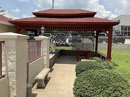 Budget Host Inn & Suites