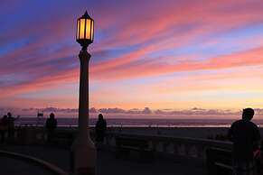 Rivertide Suites Hotel