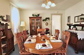 The Queen, A Victorian Bed & Breakfast