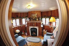 The Queen, A Victorian Bed & Breakfast