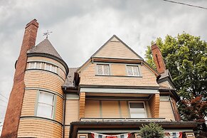 The Queen, A Victorian Bed & Breakfast