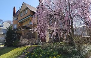 The Queen, A Victorian Bed & Breakfast