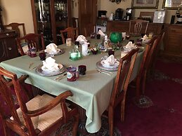 The Queen, A Victorian Bed & Breakfast