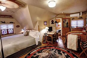 The Queen, A Victorian Bed & Breakfast