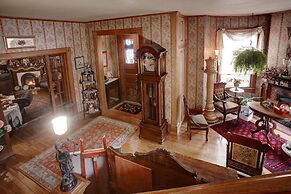 The Queen, A Victorian Bed & Breakfast