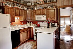 The Queen, A Victorian Bed & Breakfast