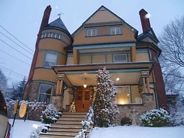 The Queen, A Victorian Bed & Breakfast