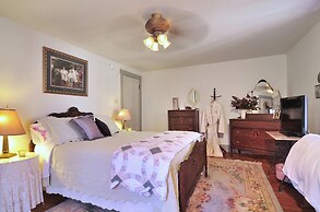 The Queen, A Victorian Bed & Breakfast
