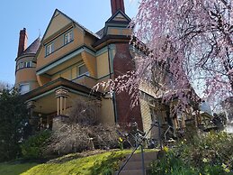The Queen, A Victorian Bed & Breakfast