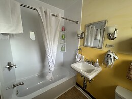 Eden Village Motel & Cottages