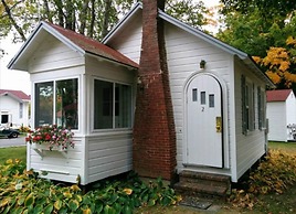 Eden Village Motel & Cottages