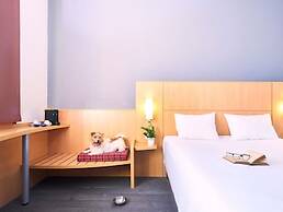 ibis Como