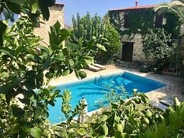 Porfyrios Country House