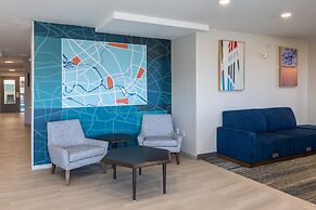 Holiday Inn Express & Suites Englewood Denver South by IHG