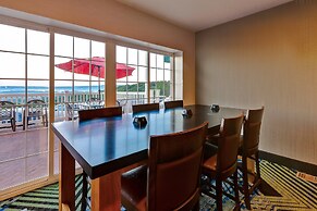 Holiday Inn Express & Suites Petoskey by IHG