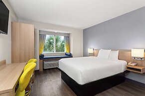 Microtel Inn & Suites by Wyndham Panama City