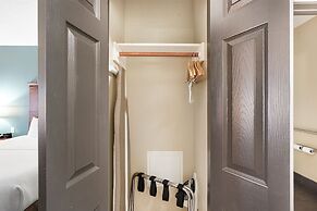 La Quinta Inn & Suites by Wyndham Houston Hobby Airport