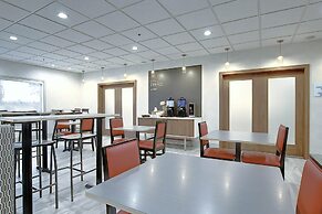 Holiday Inn Express Airport-Calgary by IHG