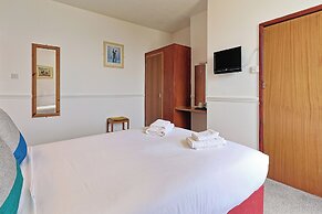 OYO The Southcliff Hotel
