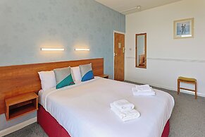 OYO The Southcliff Hotel